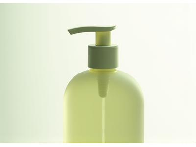 植物由来のバイオプラスチックで作られた半透明のボトル。優しくカーブした形状で、自然な光を透過させている。