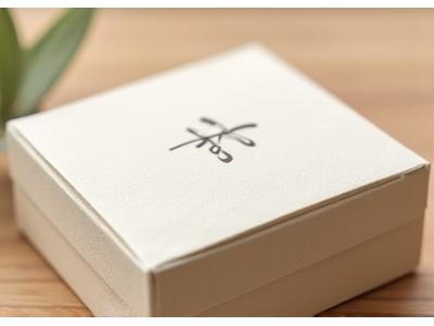 FSC認証を受けた上質な再生紙でできた化粧品の外箱。温かみのある色合いで、植物性のインクでロゴが印刷されている。